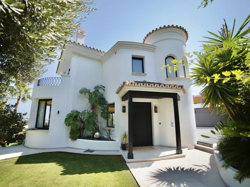 House - Detached Villa в продаже в Benahavís, Málaga. В доме 5 спален и 5 ванных комнат. Площадь дома 386 м². Площадь участка 765 м²