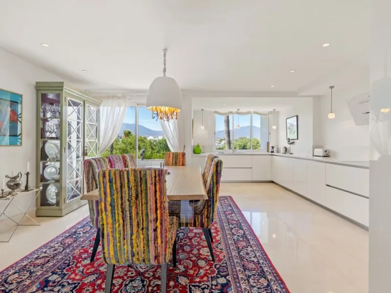 Apartment - Penthouse в продаже в Marbella, Málaga. В доме 3 спален и 3 ванных комнат. Площадь дома 221 м²