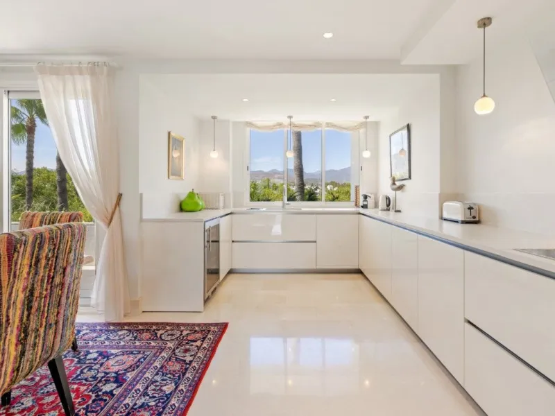 Apartment - Penthouse в продаже в Marbella, Málaga. В доме 3 спален и 3 ванных комнат. Площадь дома 221 м²