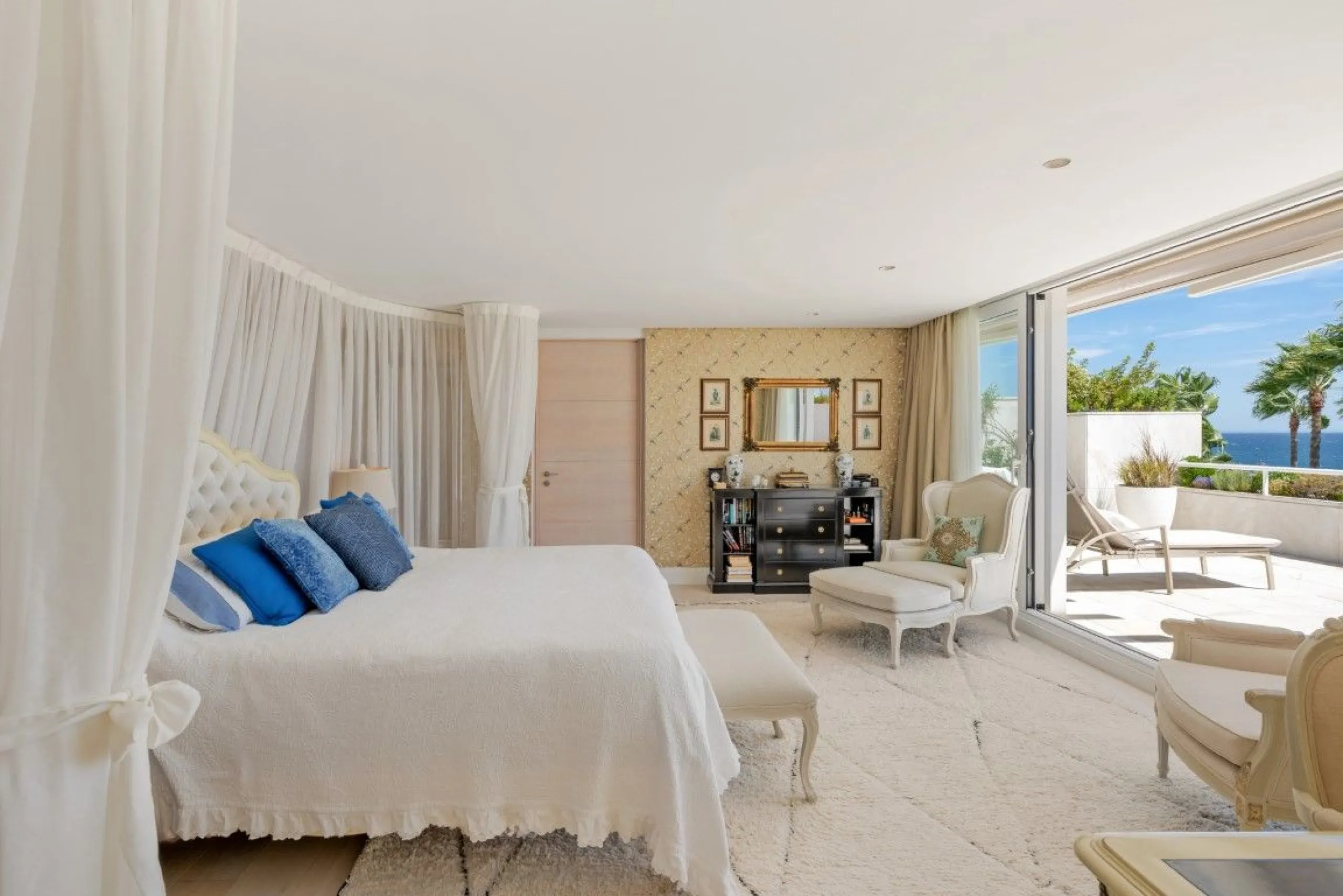 Apartment - Penthouse в продаже в Marbella, Málaga. В доме 3 спален и 3 ванных комнат. Площадь дома 221 м²