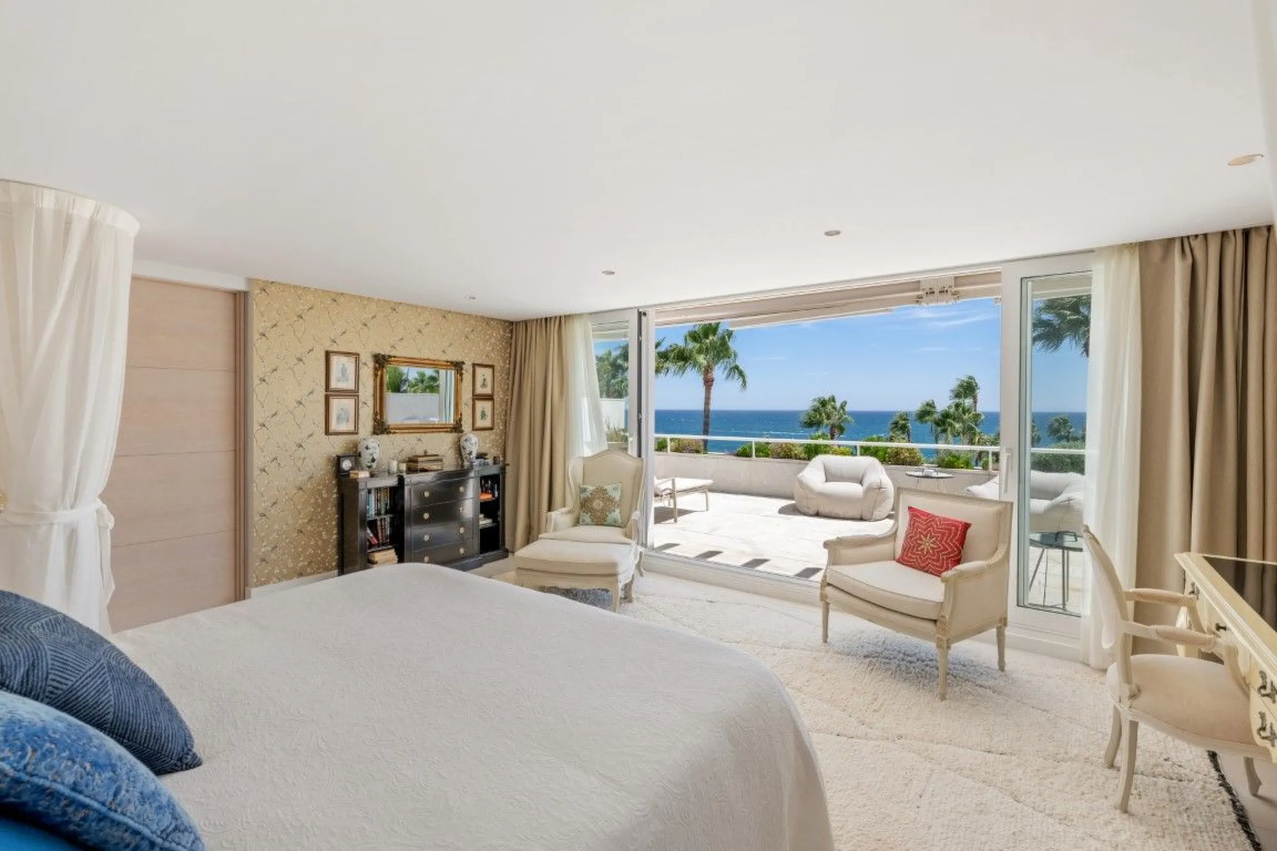Apartment - Penthouse в продаже в Marbella, Málaga. В доме 3 спален и 3 ванных комнат. Площадь дома 221 м²