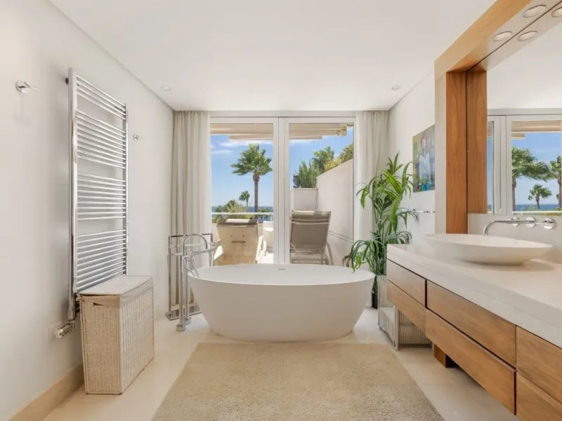 Apartment - Penthouse в продаже в Marbella, Málaga. В доме 3 спален и 3 ванных комнат. Площадь дома 221 м²