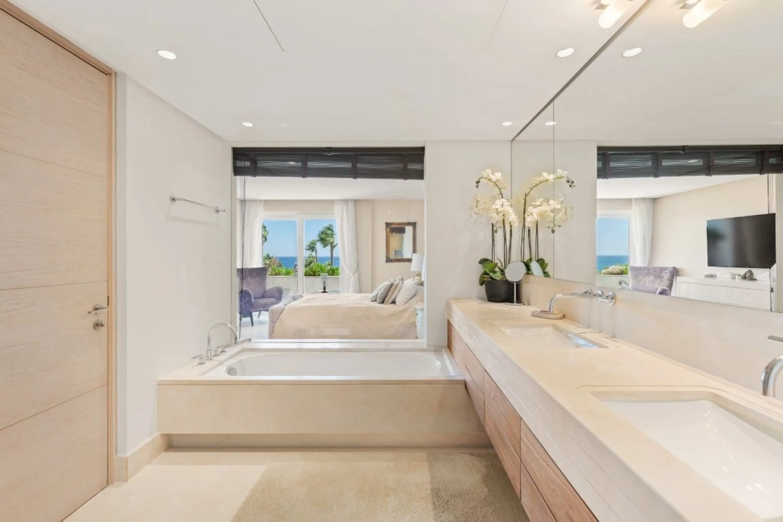 Apartment - Penthouse в продаже в Marbella, Málaga. В доме 3 спален и 3 ванных комнат. Площадь дома 221 м²
