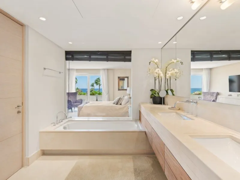Apartment - Penthouse в продаже в Marbella, Málaga. В доме 3 спален и 3 ванных комнат. Площадь дома 221 м²