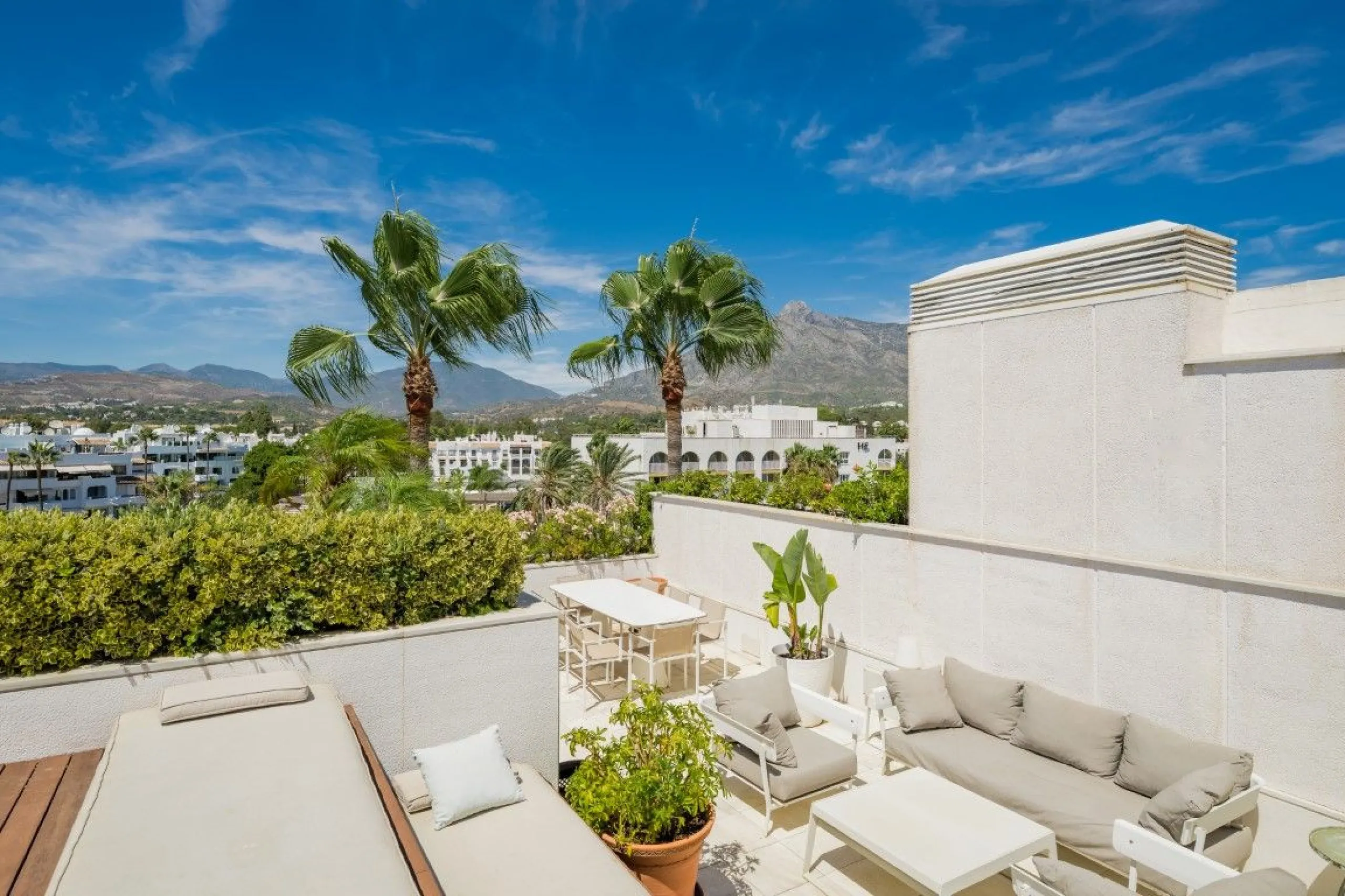 Apartment - Penthouse в продаже в Marbella, Málaga. В доме 3 спален и 3 ванных комнат. Площадь дома 221 м²