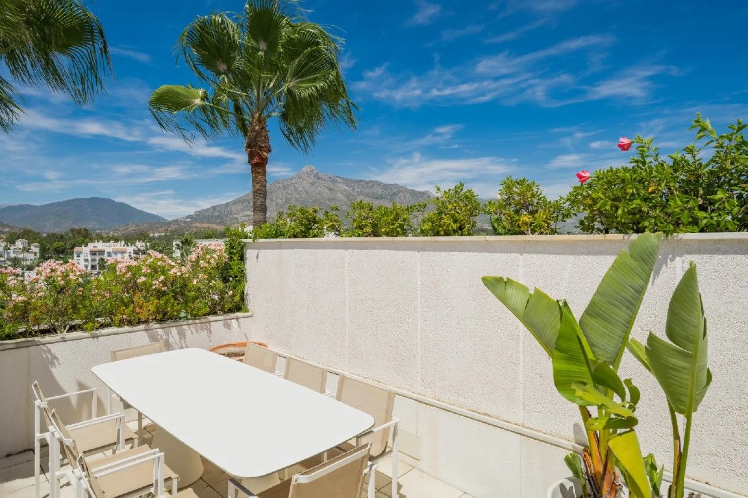 Apartment - Penthouse в продаже в Marbella, Málaga. В доме 3 спален и 3 ванных комнат. Площадь дома 221 м²