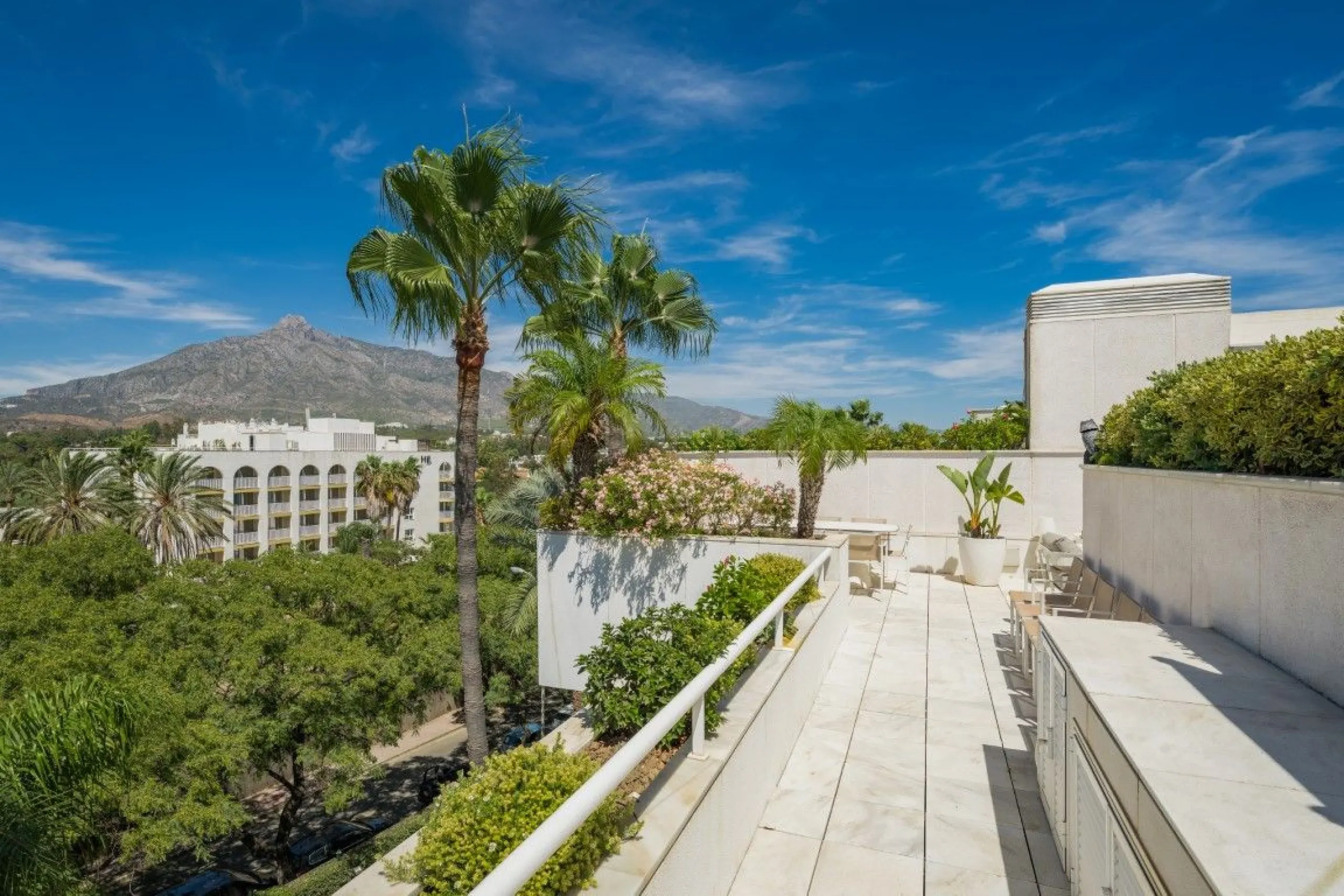 Apartment - Penthouse в продаже в Marbella, Málaga. В доме 3 спален и 3 ванных комнат. Площадь дома 221 м²