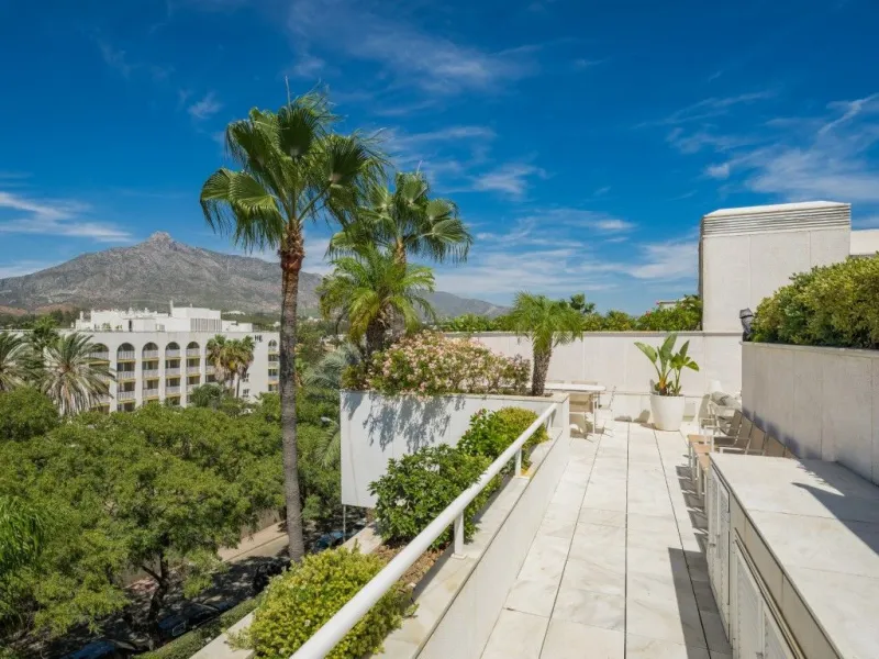 Apartment - Penthouse в продаже в Marbella, Málaga. В доме 3 спален и 3 ванных комнат. Площадь дома 221 м²