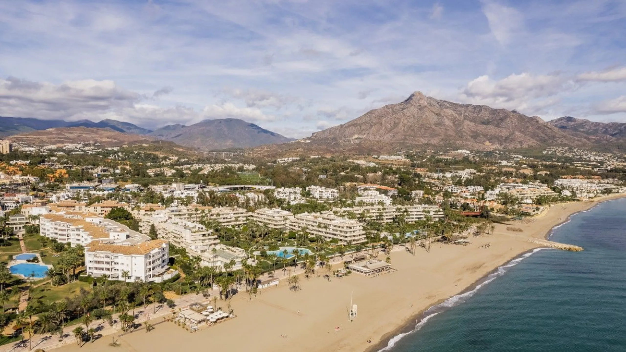 Apartment - Penthouse в продаже в Marbella, Málaga. В доме 3 спален и 3 ванных комнат. Площадь дома 221 м²