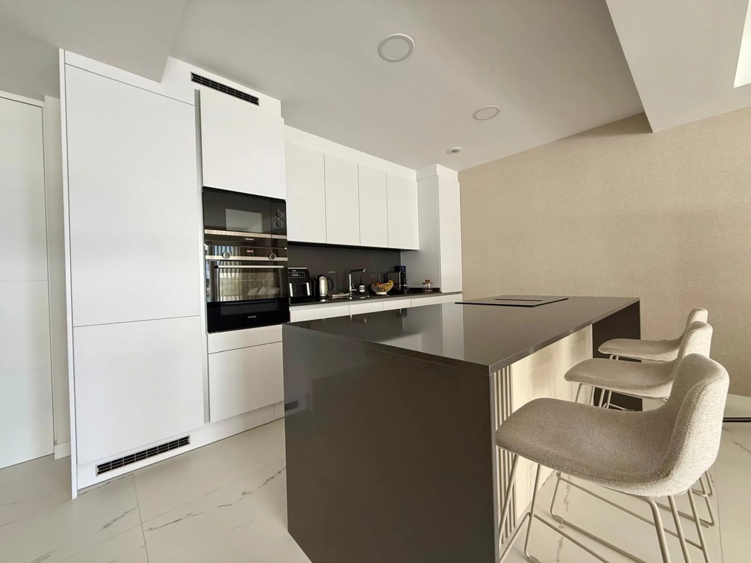 New apartment with a modern design, premium finishes, and fully furnished, ready to move in. It comes with three parking spaces and the option to acquire an additional one, along with a pre-installed electric car charging point for added convenience.