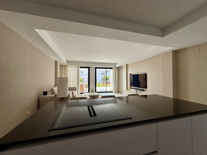 New apartment with a modern design, premium finishes, and fully furnished, ready to move in. It comes with three parking spaces and the option to acquire an additional one, along with a pre-installed electric car charging point for added convenience.