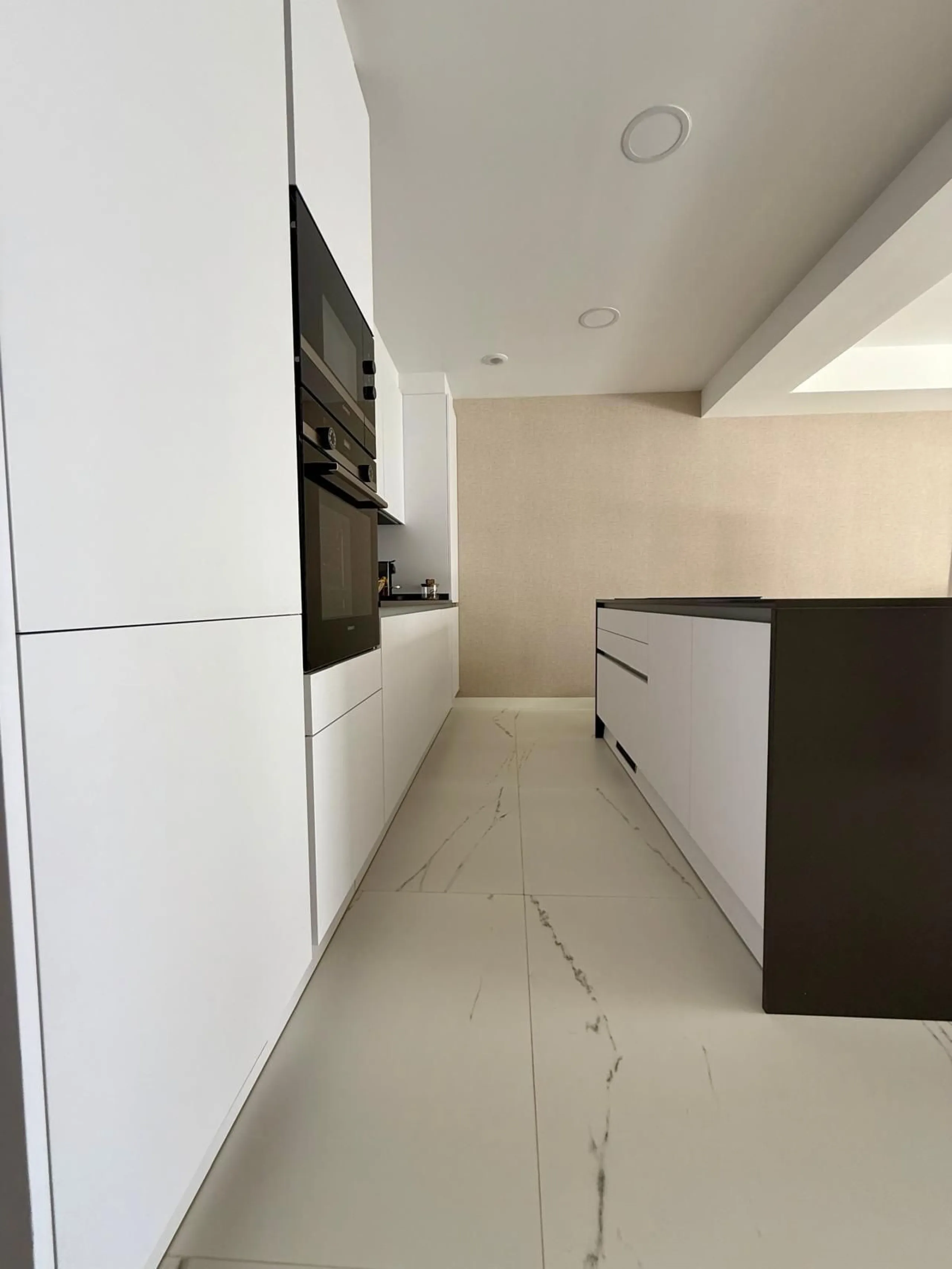 New apartment with a modern design, premium finishes, and fully furnished, ready to move in. It comes with three parking spaces and the option to acquire an additional one, along with a pre-installed electric car charging point for added convenience.