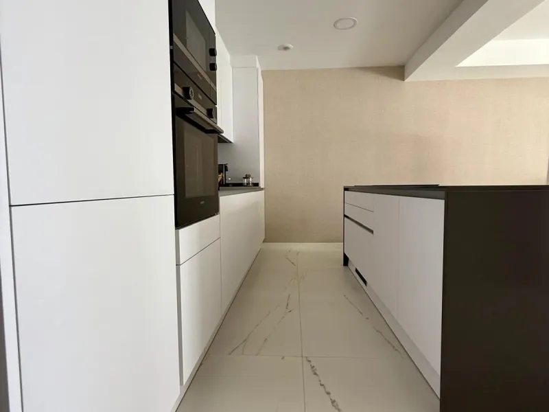 New apartment with a modern design, premium finishes, and fully furnished, ready to move in. It comes with three parking spaces and the option to acquire an additional one, along with a pre-installed electric car charging point for added convenience.