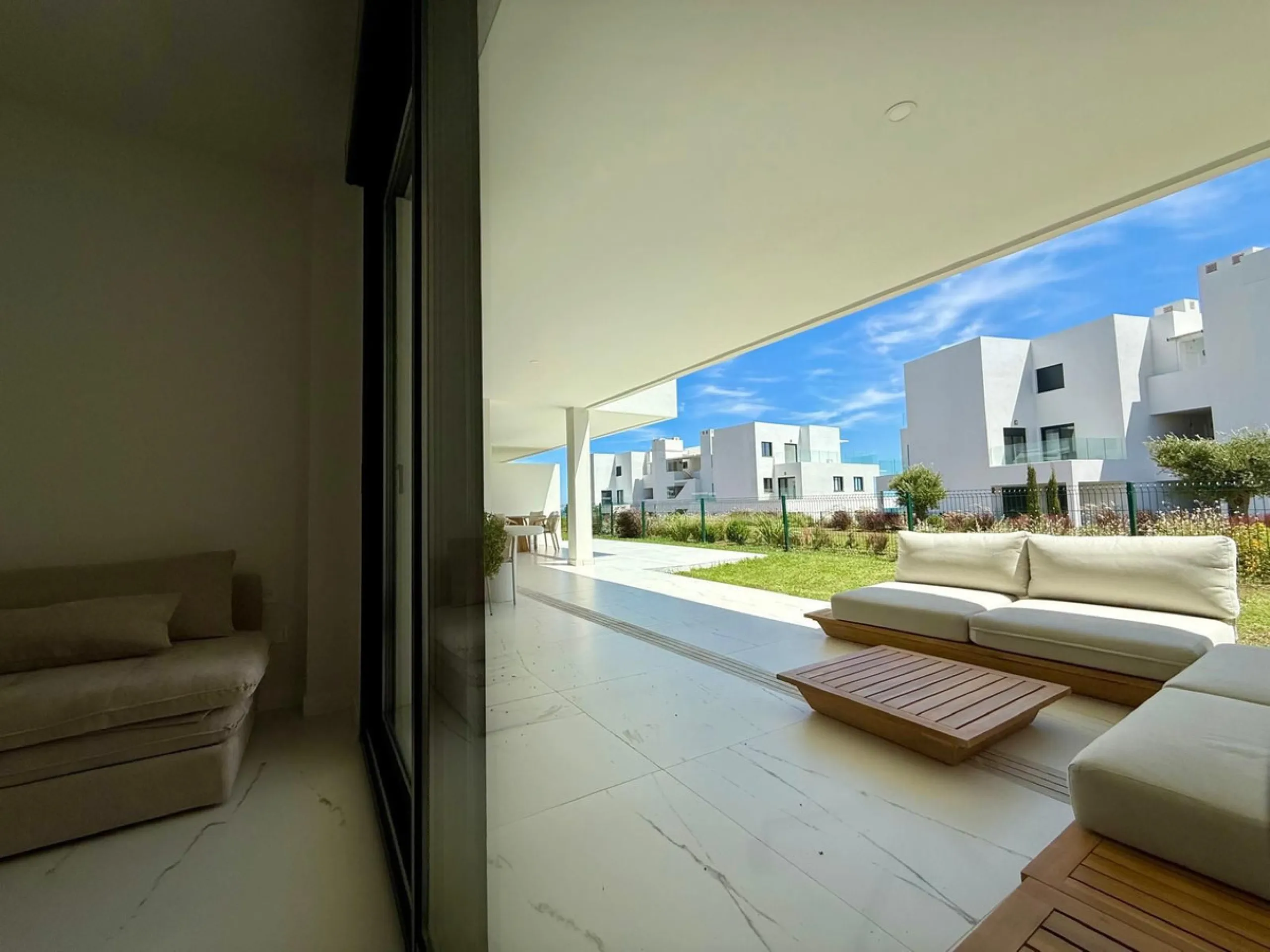 New apartment with a modern design, premium finishes, and fully furnished, ready to move in. It comes with three parking spaces and the option to acquire an additional one, along with a pre-installed electric car charging point for added convenience.