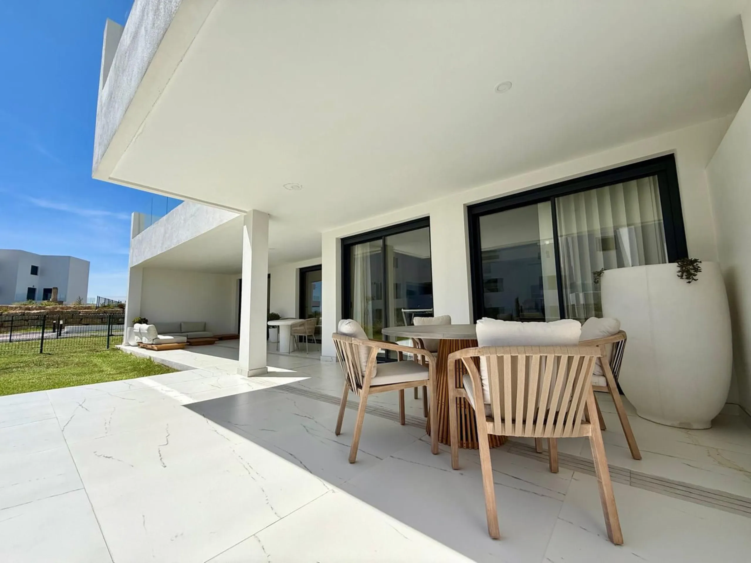 New apartment with a modern design, premium finishes, and fully furnished, ready to move in. It comes with three parking spaces and the option to acquire an additional one, along with a pre-installed electric car charging point for added convenience.