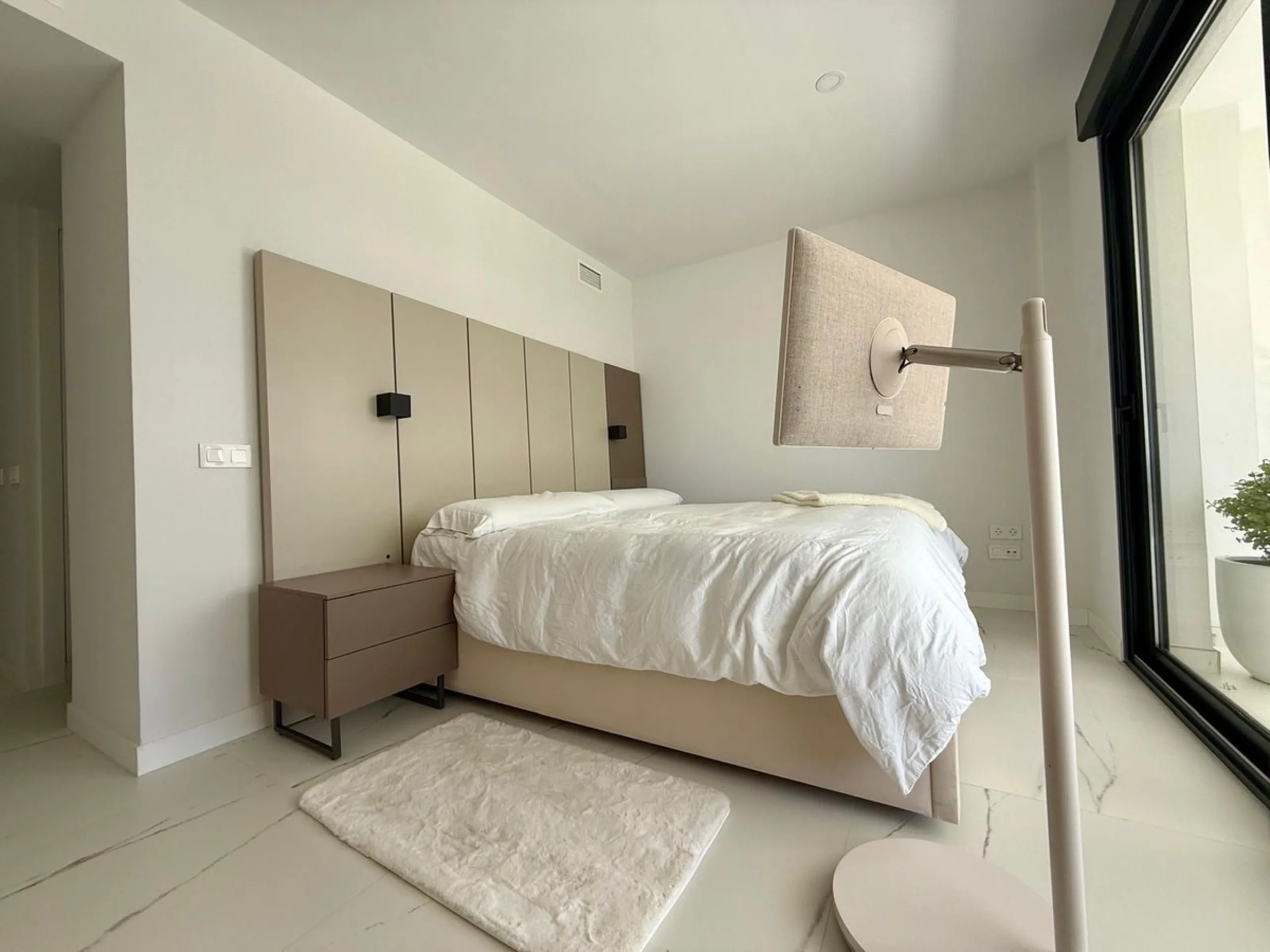 New apartment with a modern design, premium finishes, and fully furnished, ready to move in. It comes with three parking spaces and the option to acquire an additional one, along with a pre-installed electric car charging point for added convenience.