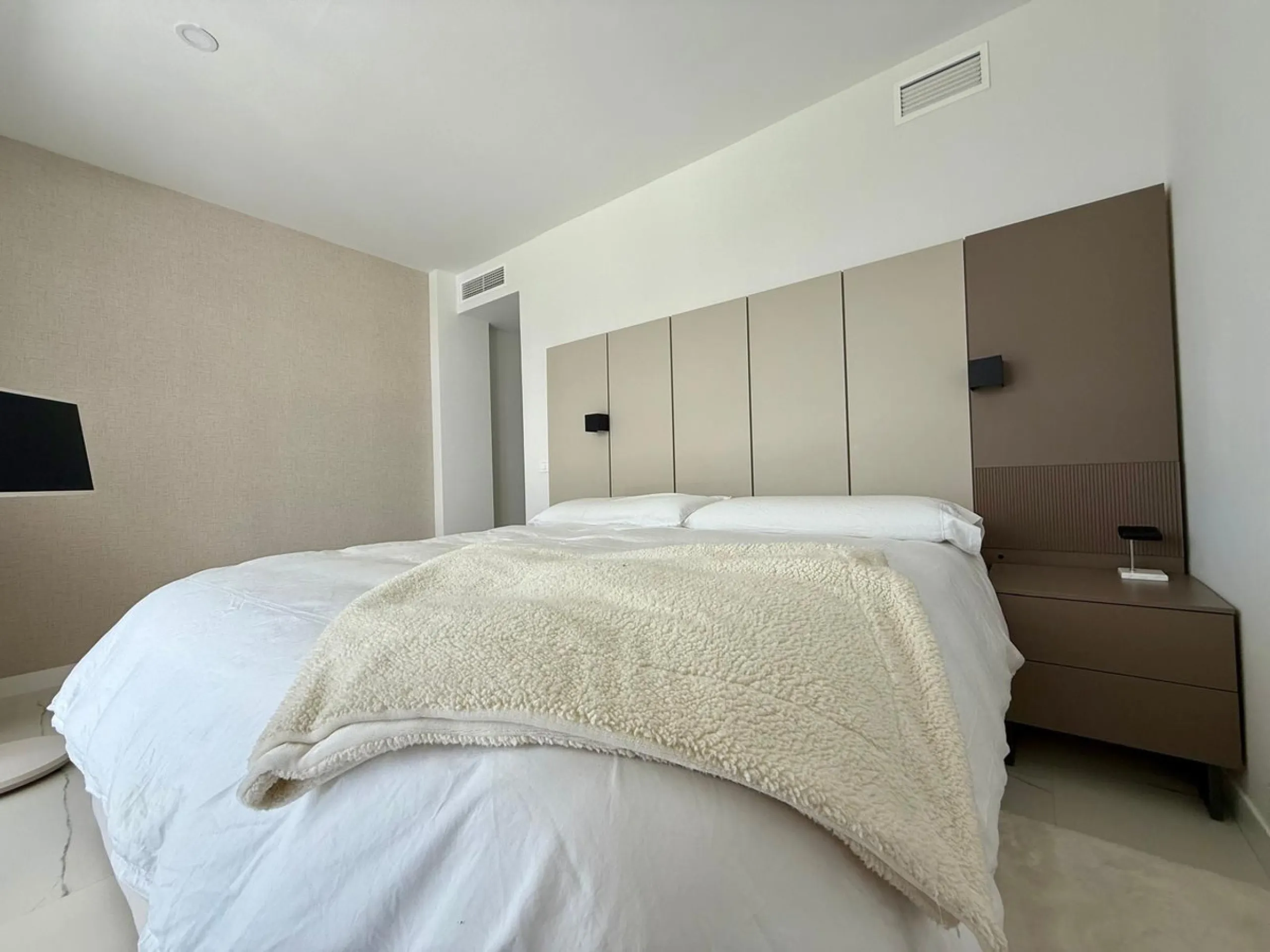 New apartment with a modern design, premium finishes, and fully furnished, ready to move in. It comes with three parking spaces and the option to acquire an additional one, along with a pre-installed electric car charging point for added convenience.