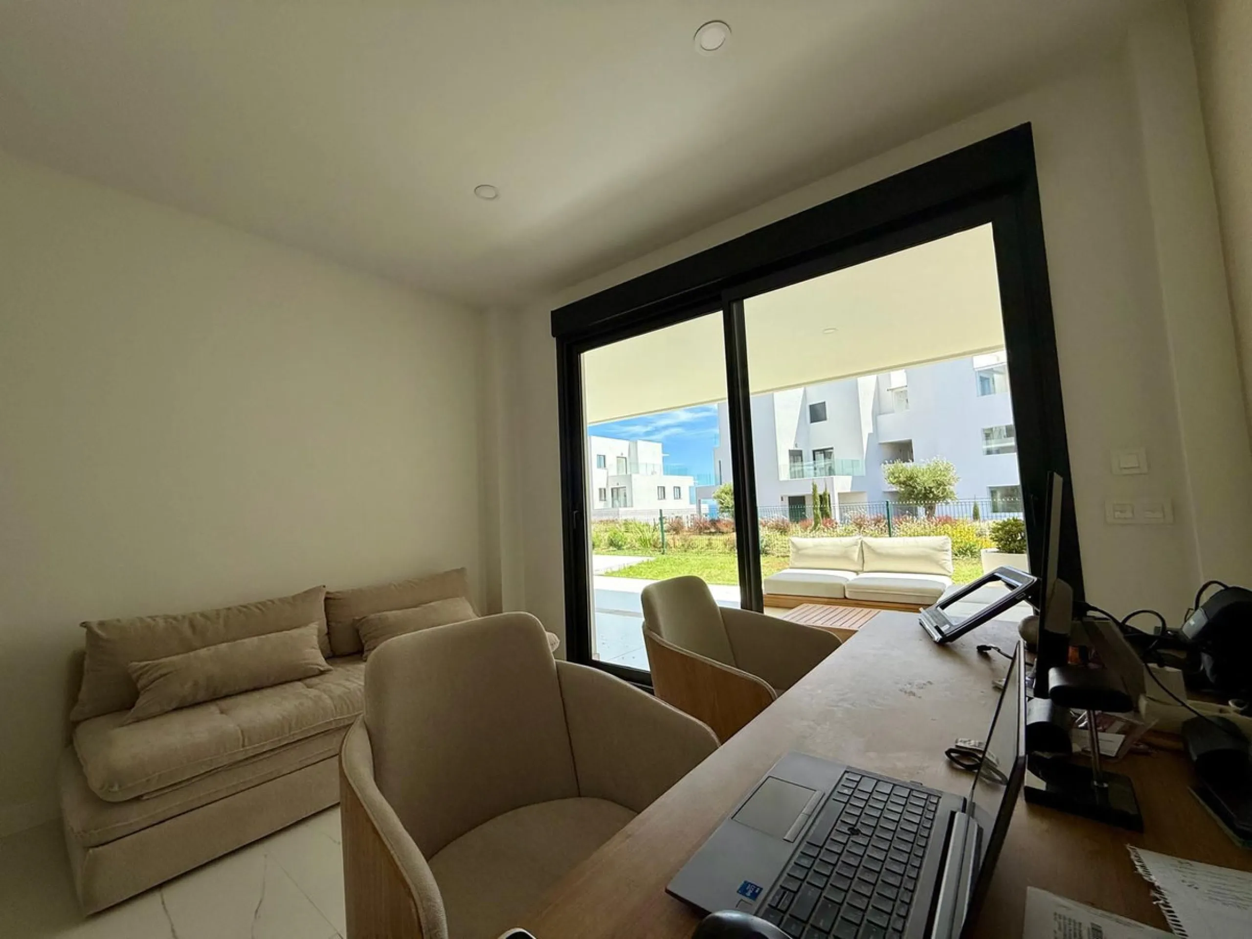 New apartment with a modern design, premium finishes, and fully furnished, ready to move in. It comes with three parking spaces and the option to acquire an additional one, along with a pre-installed electric car charging point for added convenience.