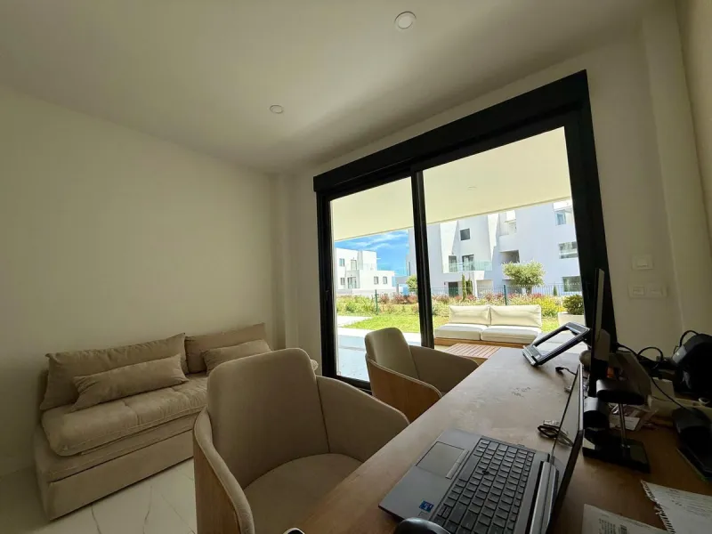 New apartment with a modern design, premium finishes, and fully furnished, ready to move in. It comes with three parking spaces and the option to acquire an additional one, along with a pre-installed electric car charging point for added convenience.