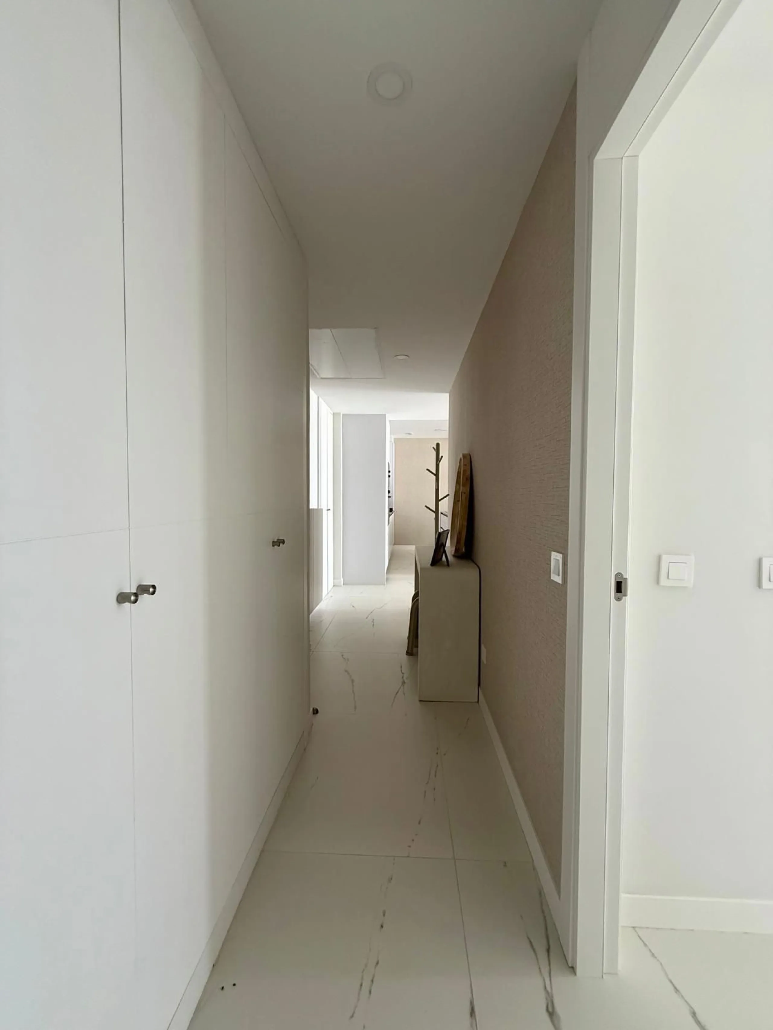 New apartment with a modern design, premium finishes, and fully furnished, ready to move in. It comes with three parking spaces and the option to acquire an additional one, along with a pre-installed electric car charging point for added convenience.
