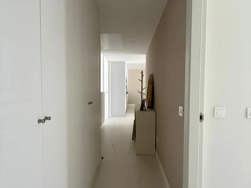New apartment with a modern design, premium finishes, and fully furnished, ready to move in. It comes with three parking spaces and the option to acquire an additional one, along with a pre-installed electric car charging point for added convenience.