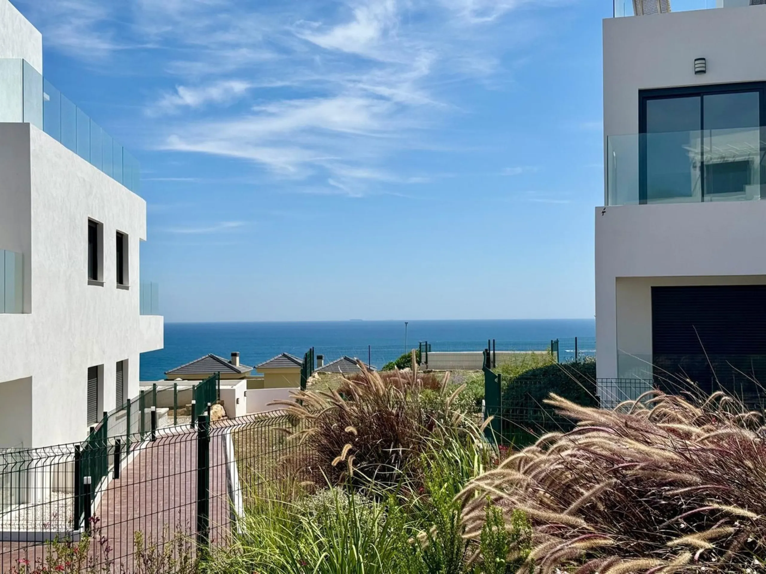 New apartment with a modern design, premium finishes, and fully furnished, ready to move in. It comes with three parking spaces and the option to acquire an additional one, along with a pre-installed electric car charging point for added convenience.