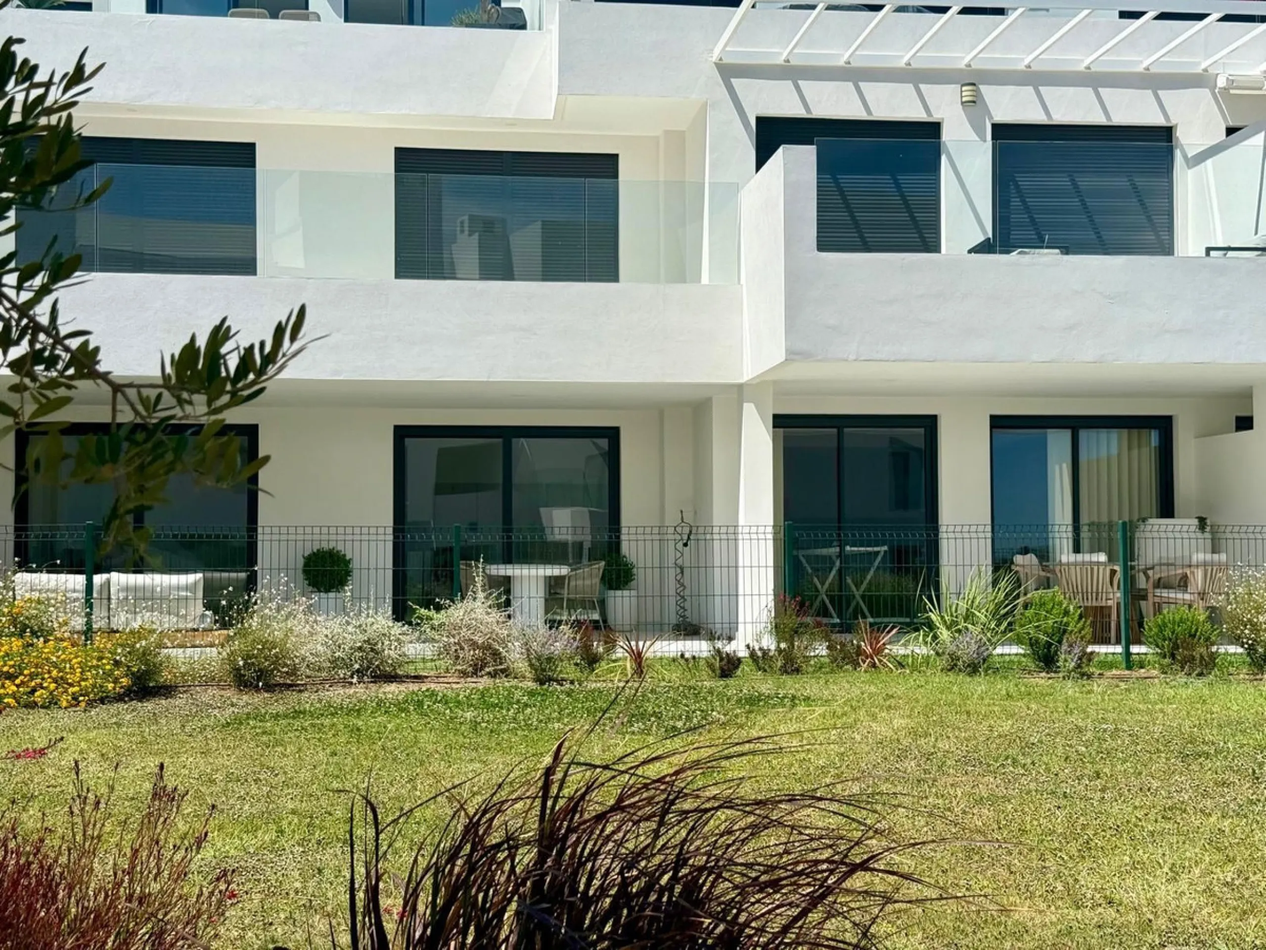 New apartment with a modern design, premium finishes, and fully furnished, ready to move in. It comes with three parking spaces and the option to acquire an additional one, along with a pre-installed electric car charging point for added convenience.