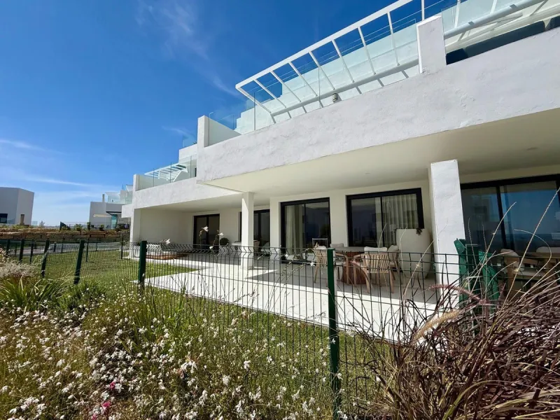 New apartment with a modern design, premium finishes, and fully furnished, ready to move in. It comes with three parking spaces and the option to acquire an additional one, along with a pre-installed electric car charging point for added convenience.