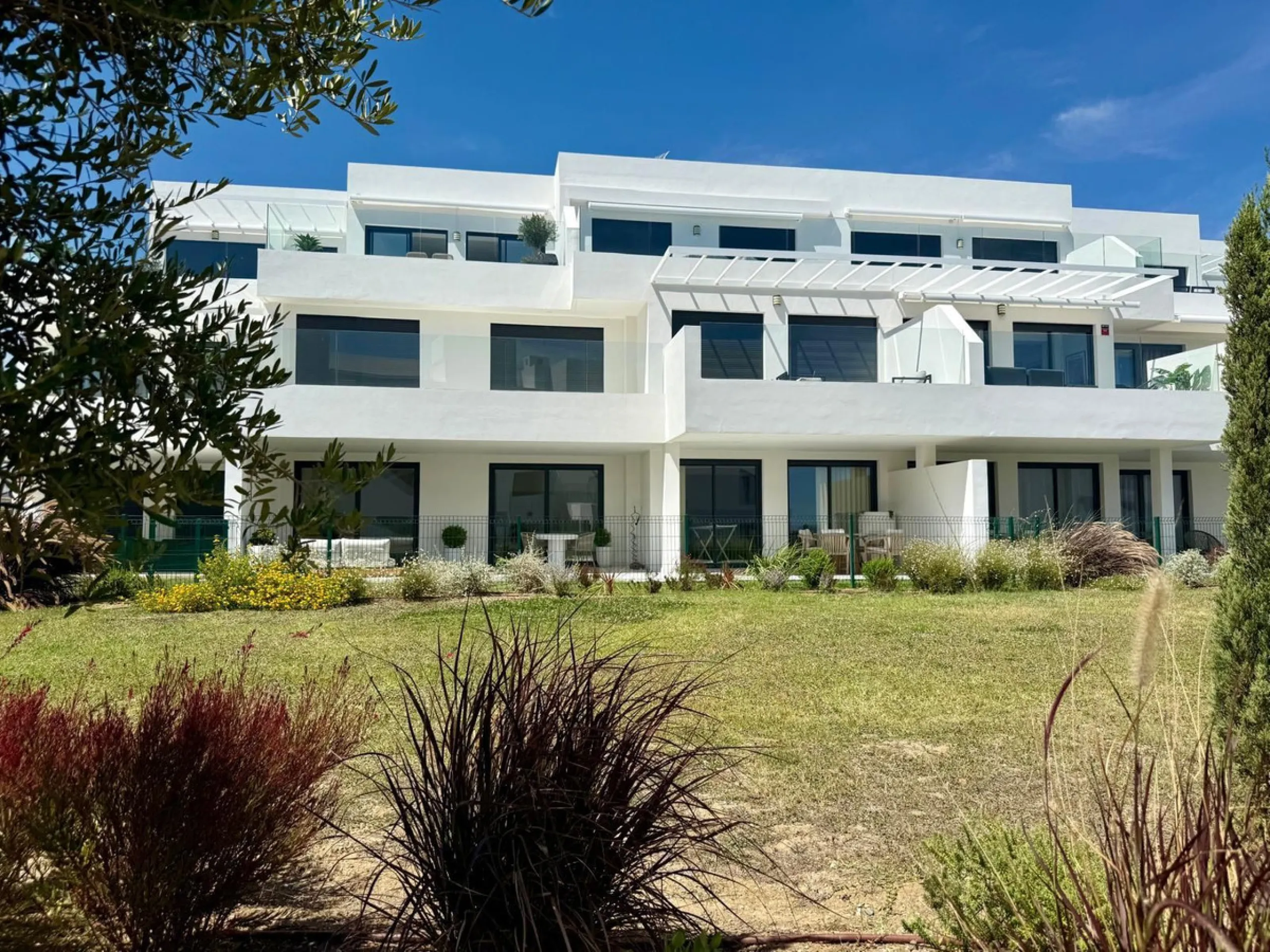 New apartment with a modern design, premium finishes, and fully furnished, ready to move in. It comes with three parking spaces and the option to acquire an additional one, along with a pre-installed electric car charging point for added convenience.