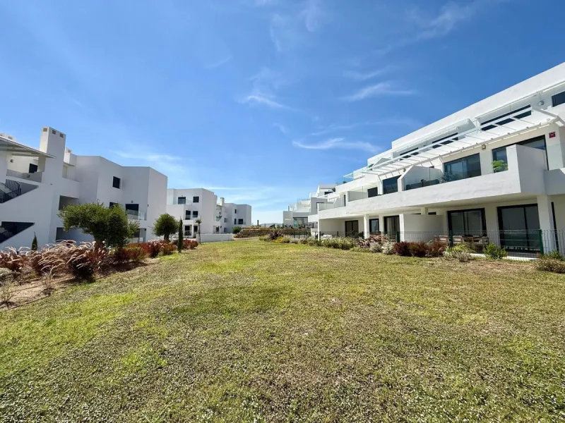 New apartment with a modern design, premium finishes, and fully furnished, ready to move in. It comes with three parking spaces and the option to acquire an additional one, along with a pre-installed electric car charging point for added convenience.