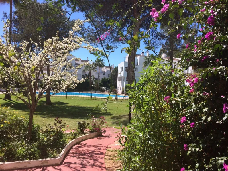 Well located duplex Penthouse in lower Elviria, within the urbanisation Parque Elviria. Now in need of a full renovation but with great potential. Close to shops and restaurants and only just over a 10 minute walk to the beach. Quiet area. This is a 3rd f