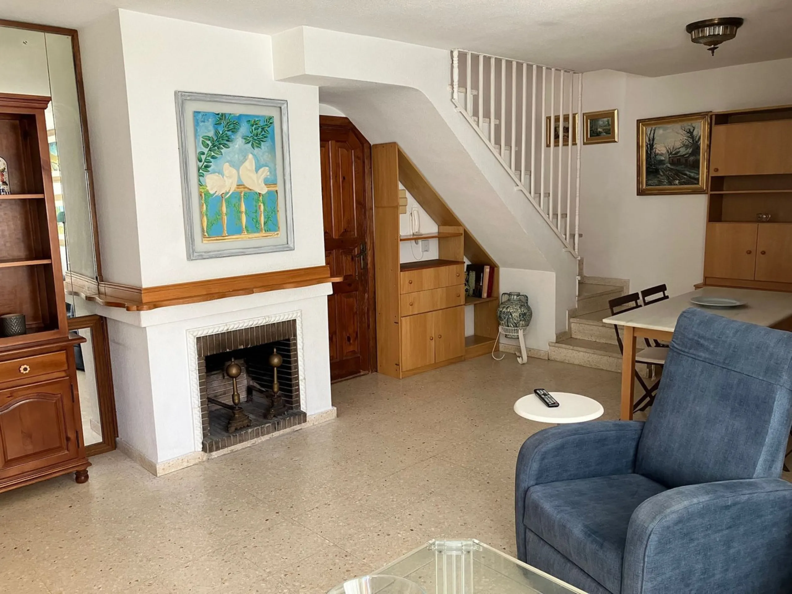 Well located duplex Penthouse in lower Elviria, within the urbanisation Parque Elviria. Now in need of a full renovation but with great potential. Close to shops and restaurants and only just over a 10 minute walk to the beach. Quiet area. This is a 3rd f
