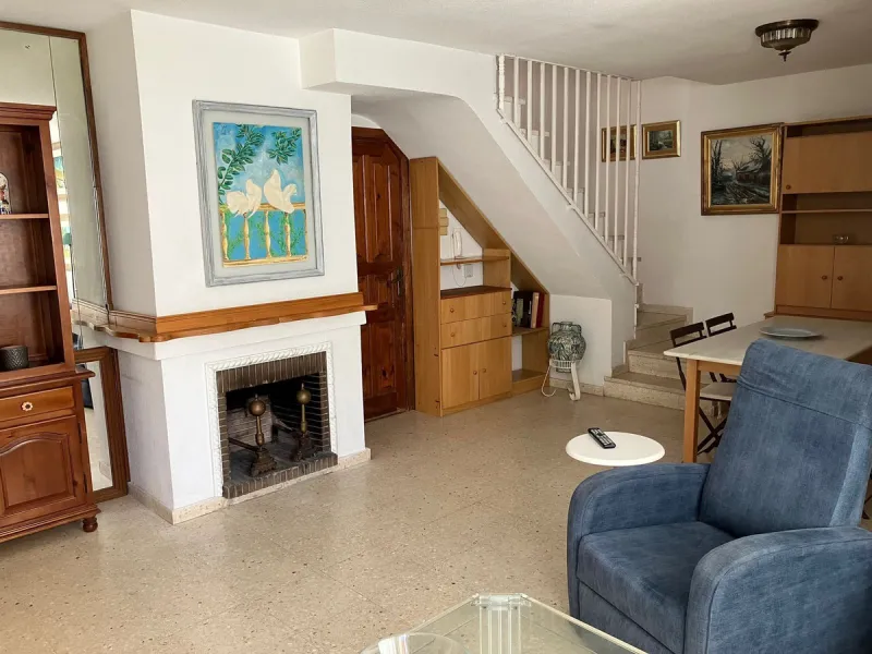 Well located duplex Penthouse in lower Elviria, within the urbanisation Parque Elviria. Now in need of a full renovation but with great potential. Close to shops and restaurants and only just over a 10 minute walk to the beach. Quiet area. This is a 3rd f