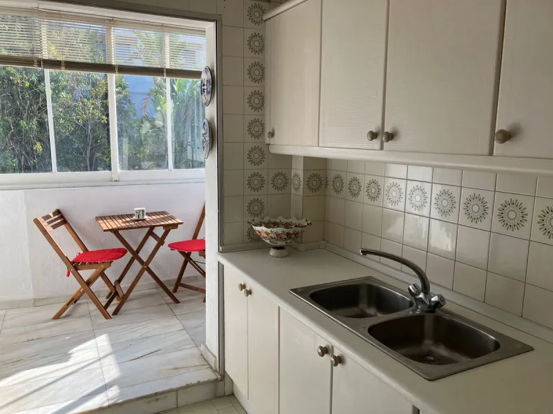 Well located duplex Penthouse in lower Elviria, within the urbanisation Parque Elviria. Now in need of a full renovation but with great potential. Close to shops and restaurants and only just over a 10 minute walk to the beach. Quiet area. This is a 3rd f