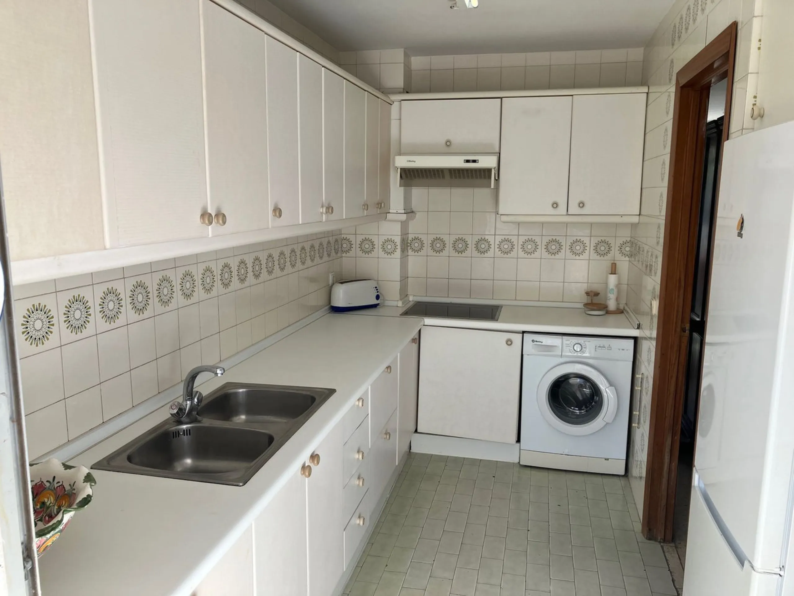 Well located duplex Penthouse in lower Elviria, within the urbanisation Parque Elviria. Now in need of a full renovation but with great potential. Close to shops and restaurants and only just over a 10 minute walk to the beach. Quiet area. This is a 3rd f