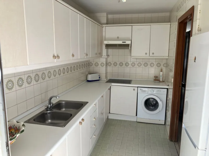Well located duplex Penthouse in lower Elviria, within the urbanisation Parque Elviria. Now in need of a full renovation but with great potential. Close to shops and restaurants and only just over a 10 minute walk to the beach. Quiet area. This is a 3rd f