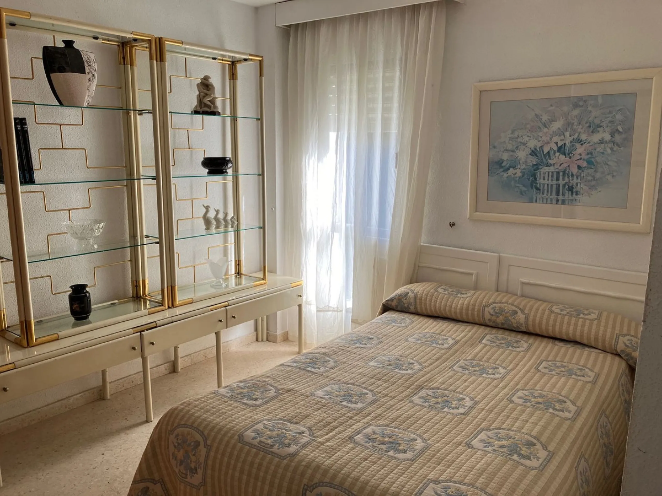 Well located duplex Penthouse in lower Elviria, within the urbanisation Parque Elviria. Now in need of a full renovation but with great potential. Close to shops and restaurants and only just over a 10 minute walk to the beach. Quiet area. This is a 3rd f