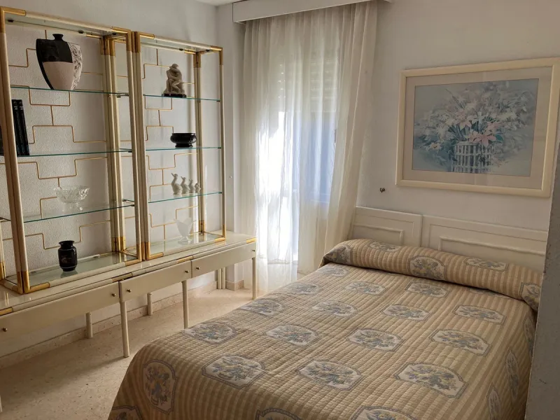 Well located duplex Penthouse in lower Elviria, within the urbanisation Parque Elviria. Now in need of a full renovation but with great potential. Close to shops and restaurants and only just over a 10 minute walk to the beach. Quiet area. This is a 3rd f