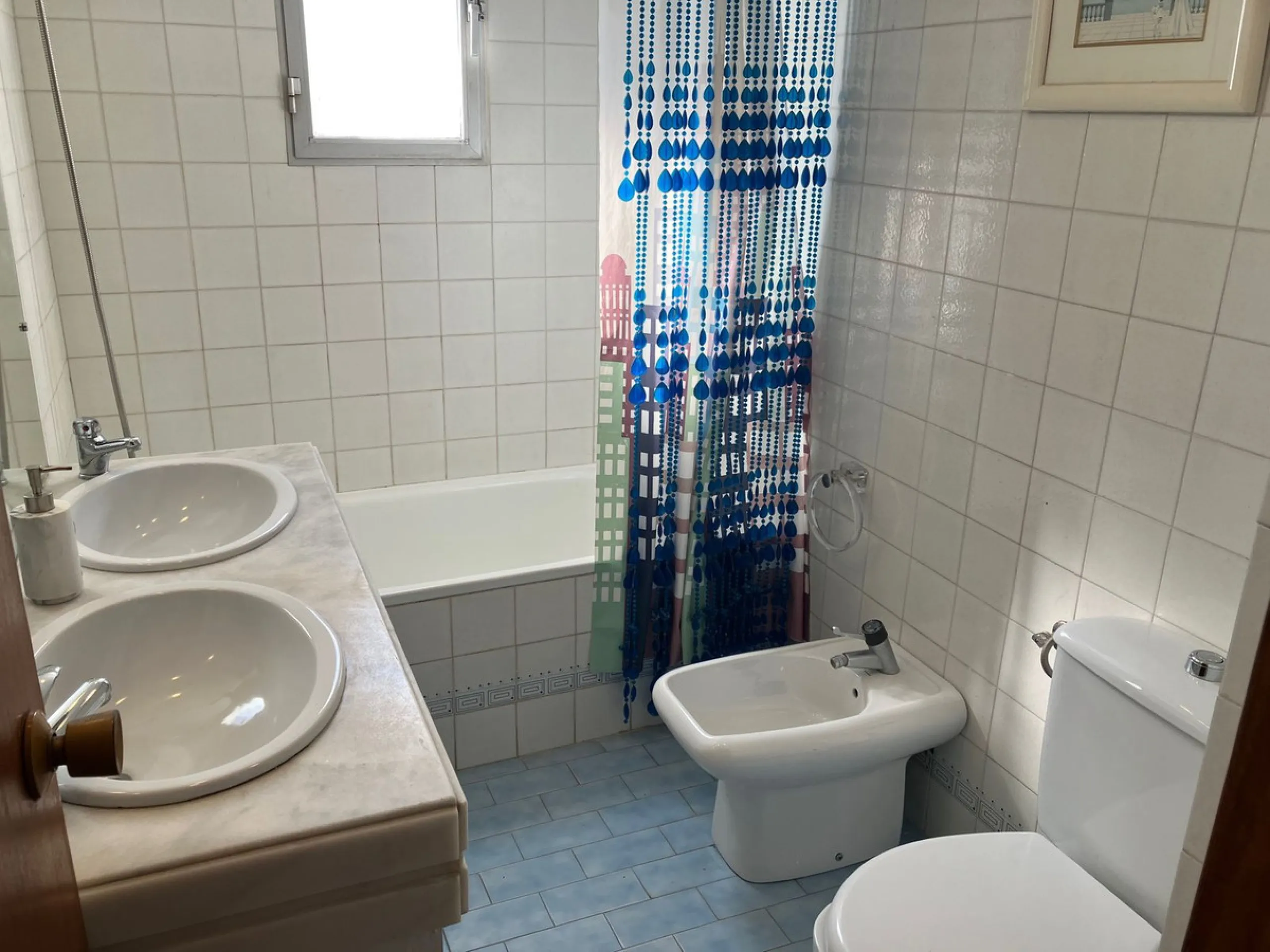 Well located duplex Penthouse in lower Elviria, within the urbanisation Parque Elviria. Now in need of a full renovation but with great potential. Close to shops and restaurants and only just over a 10 minute walk to the beach. Quiet area. This is a 3rd f