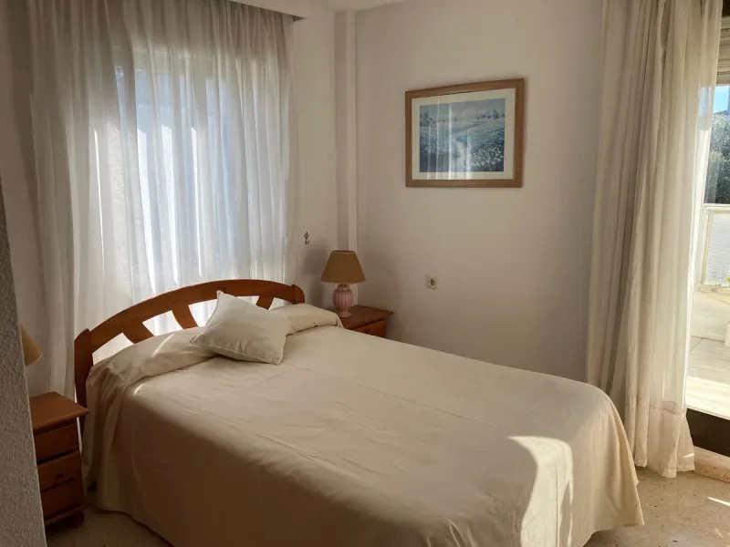 Well located duplex Penthouse in lower Elviria, within the urbanisation Parque Elviria. Now in need of a full renovation but with great potential. Close to shops and restaurants and only just over a 10 minute walk to the beach. Quiet area. This is a 3rd f