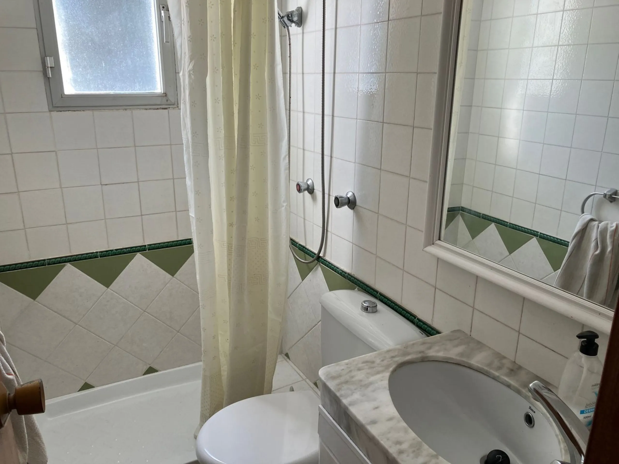 Well located duplex Penthouse in lower Elviria, within the urbanisation Parque Elviria. Now in need of a full renovation but with great potential. Close to shops and restaurants and only just over a 10 minute walk to the beach. Quiet area. This is a 3rd f