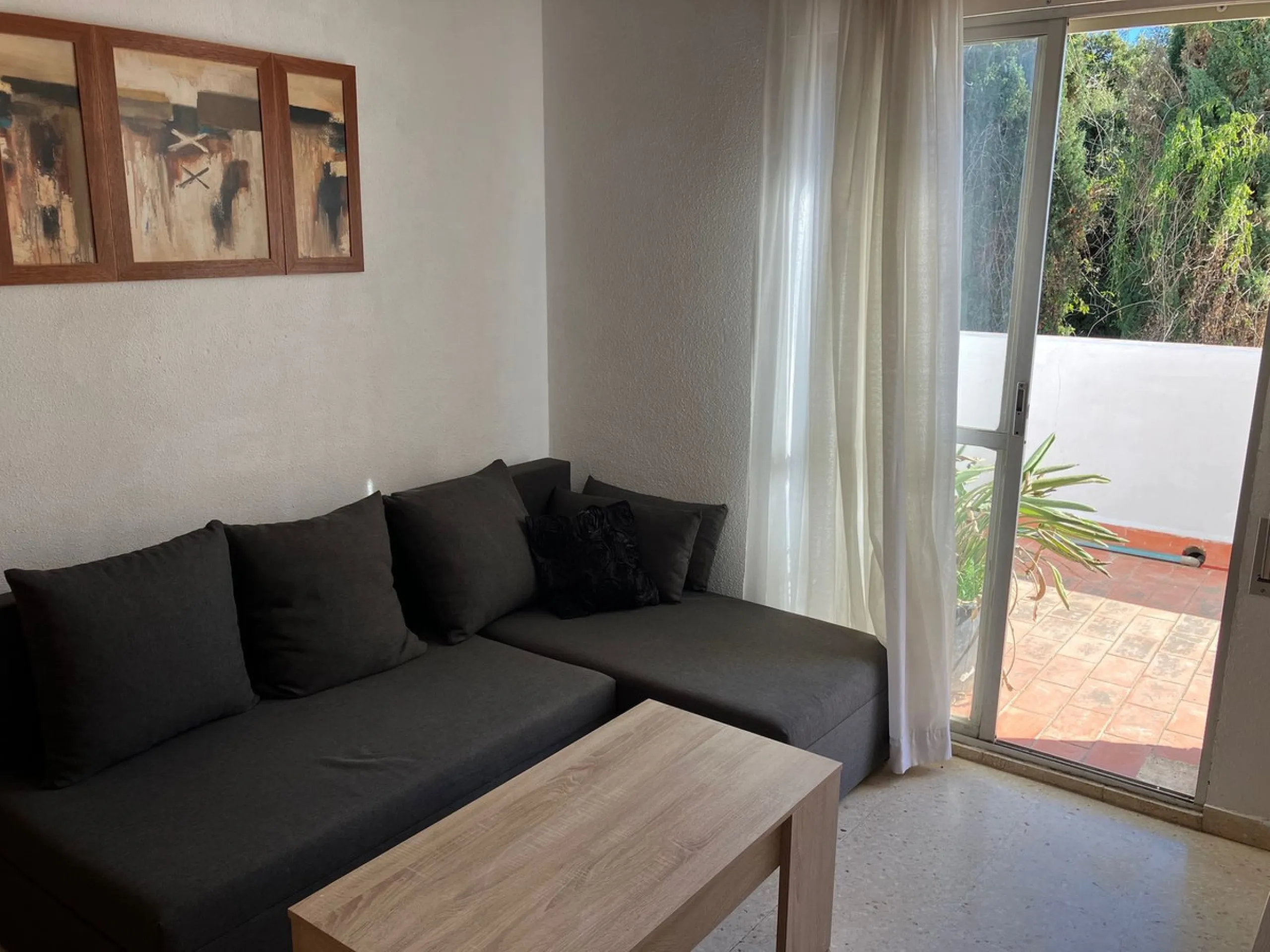 Well located duplex Penthouse in lower Elviria, within the urbanisation Parque Elviria. Now in need of a full renovation but with great potential. Close to shops and restaurants and only just over a 10 minute walk to the beach. Quiet area. This is a 3rd f