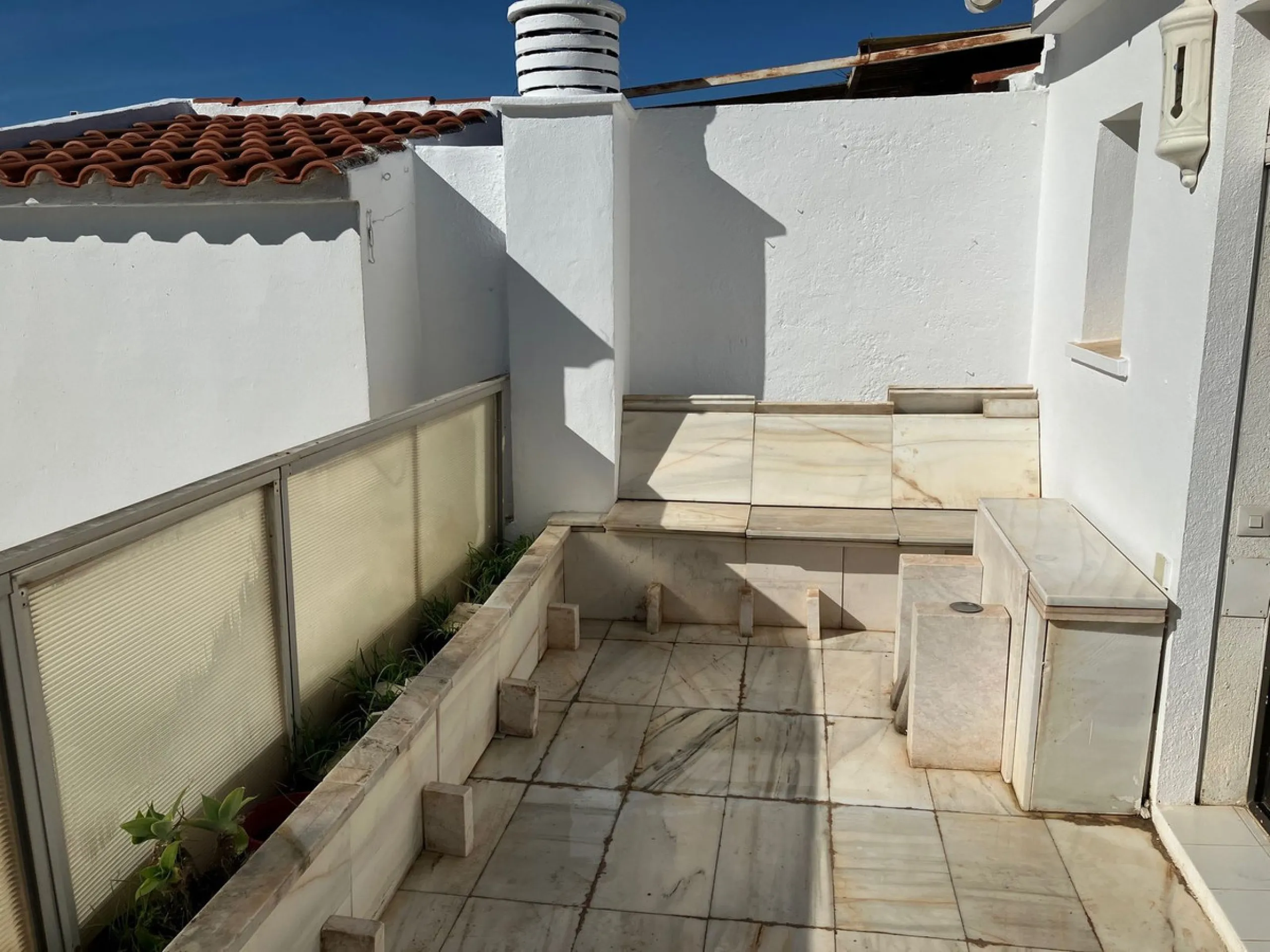 Well located duplex Penthouse in lower Elviria, within the urbanisation Parque Elviria. Now in need of a full renovation but with great potential. Close to shops and restaurants and only just over a 10 minute walk to the beach. Quiet area. This is a 3rd f