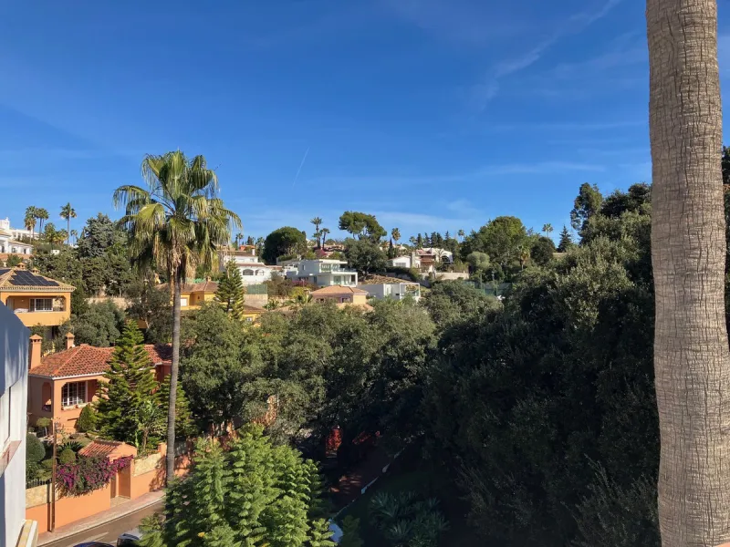 Well located duplex Penthouse in lower Elviria, within the urbanisation Parque Elviria. Now in need of a full renovation but with great potential. Close to shops and restaurants and only just over a 10 minute walk to the beach. Quiet area. This is a 3rd f
