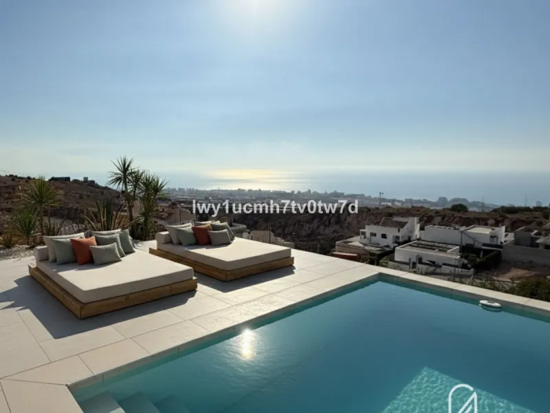 House - Detached Villa в продаже в Benalmadena, Málaga. В доме 4 спален и 3 ванных комнат. Площадь дома 303 м². Площадь участка 1149 м²