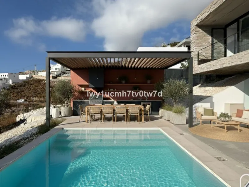 House - Detached Villa в продаже в Benalmadena, Málaga. В доме 4 спален и 3 ванных комнат. Площадь дома 303 м². Площадь участка 1149 м²