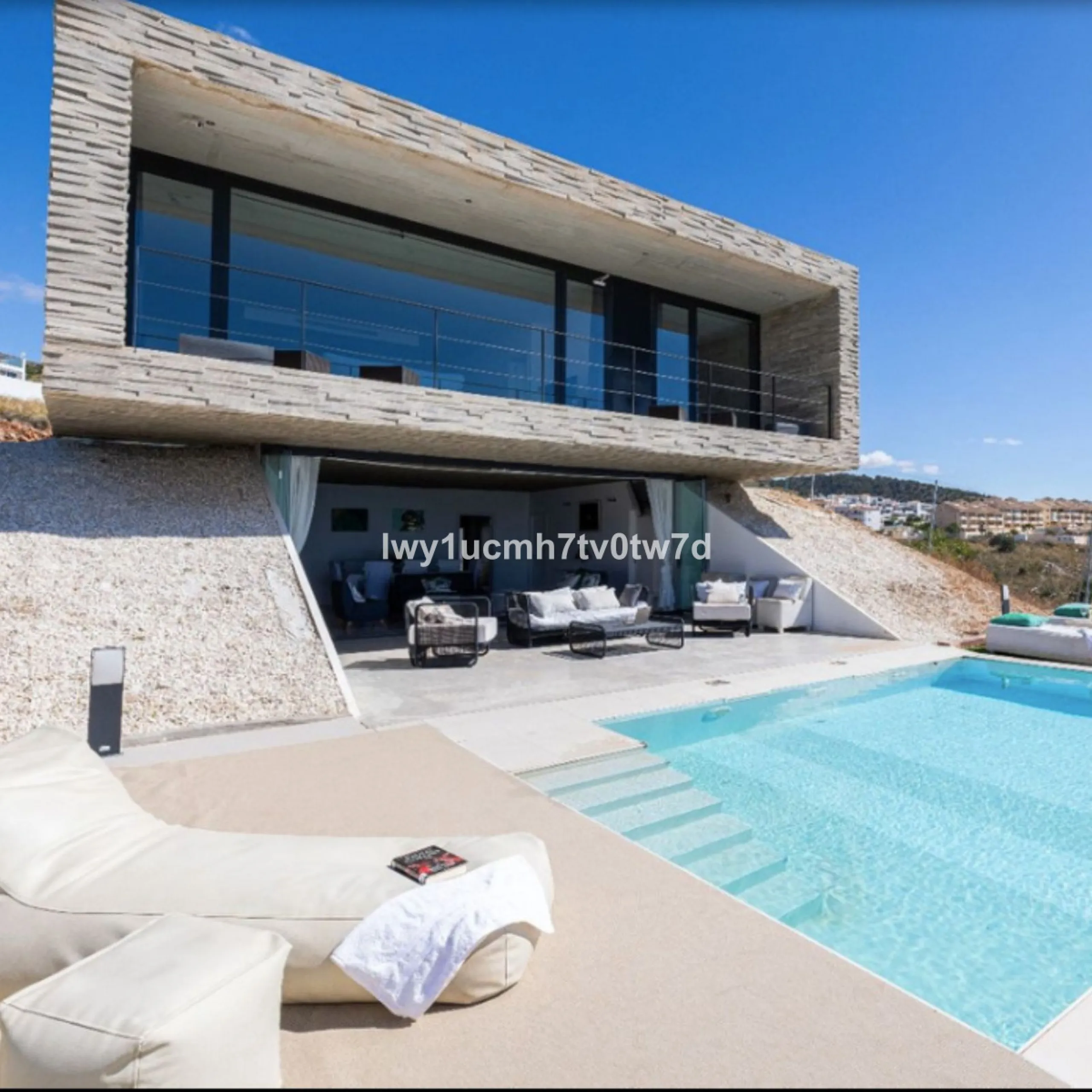 House - Detached Villa в продаже в Benalmadena, Málaga. В доме 4 спален и 3 ванных комнат. Площадь дома 303 м². Площадь участка 1149 м²