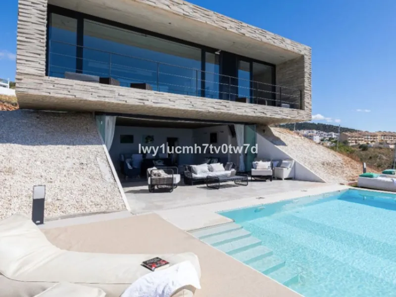House - Detached Villa в продаже в Benalmadena, Málaga. В доме 4 спален и 3 ванных комнат. Площадь дома 303 м². Площадь участка 1149 м²