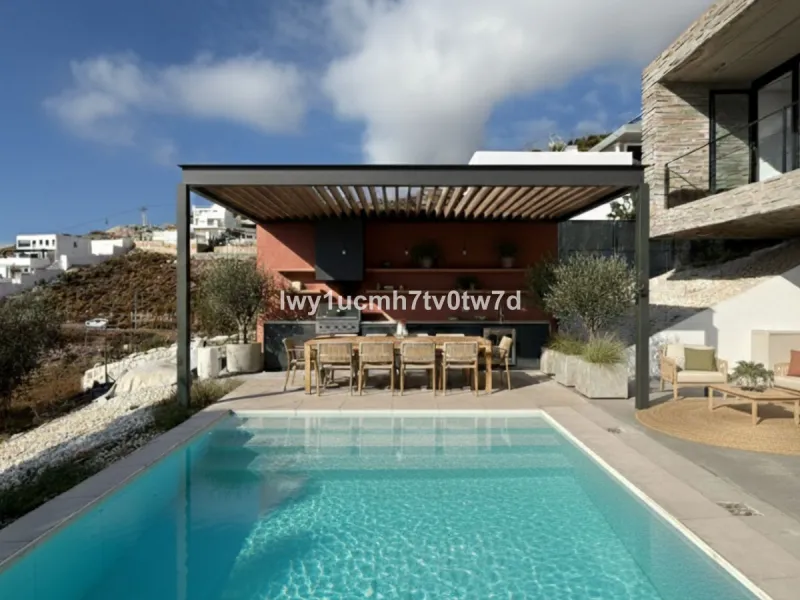 House - Detached Villa в продаже в Benalmadena, Málaga. В доме 4 спален и 3 ванных комнат. Площадь дома 303 м². Площадь участка 1149 м²