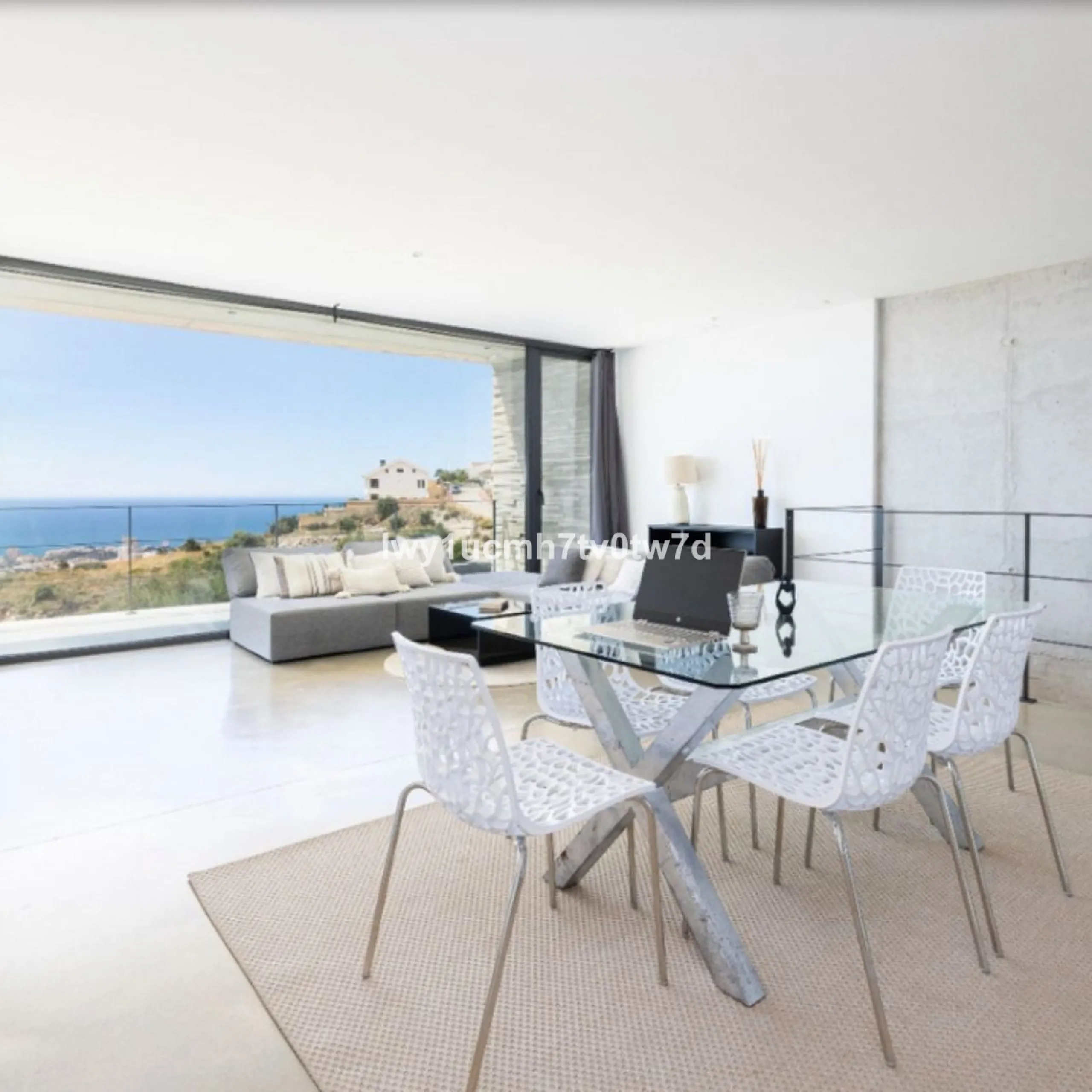 House - Detached Villa в продаже в Benalmadena, Málaga. В доме 4 спален и 3 ванных комнат. Площадь дома 303 м². Площадь участка 1149 м²